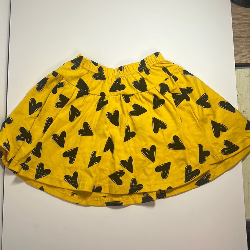 Dot Australia 3T yellow short skirt with black hearts 🖤
